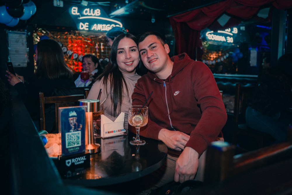 Pareja en la barra de La Santa