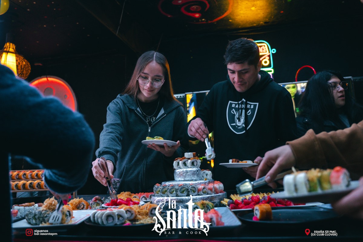 Clientes sirviéndose en el sushi libre